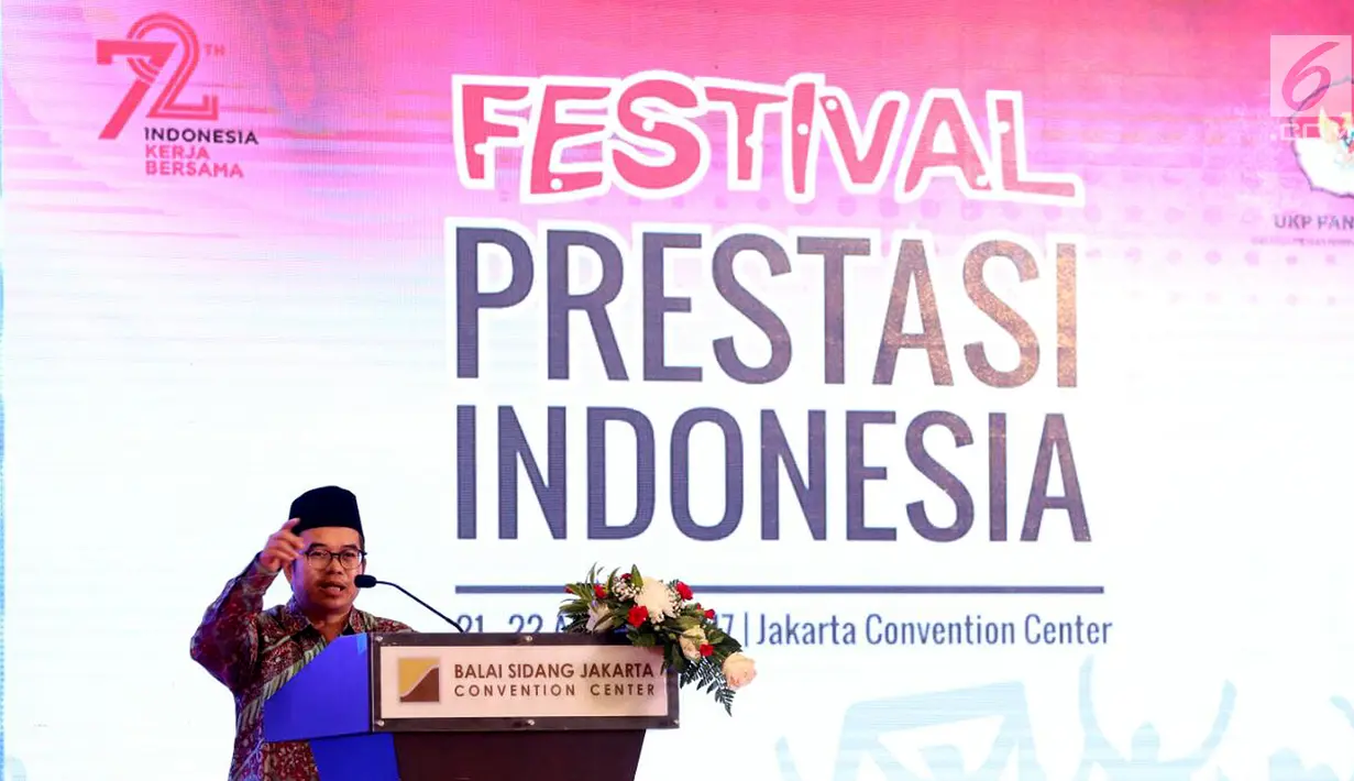 Kepala UKP Pancasila Yudi Latif saat memberikan sambutan pada Festival Prestasi Indonesia yang diselenggarakan Unit Kerja Presiden Pembinaan Ideologi Pancasila di JCC, Jakarta, Senin (21/8). (Liputan6.com/Johan Tallo)