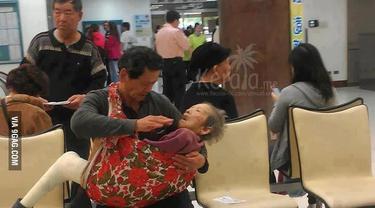 Tidak Lupa Dengan Jasa Sang Ibu, Sikap Anak Ini Viral dan Bikin Nangis Bombay