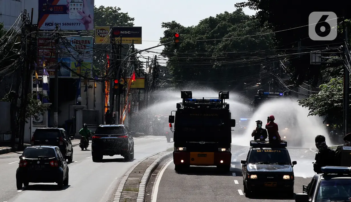 Mobil Water Cannon milik Polisi menyemprotkan Disinfektan di jalan Slipi, Jakarta, Selasa (31/3/2020). Meluasnya Covid-19 membuat petugas kepolisian Berinisiatif menyemprotkan Disinfektan menggunakan Water Cannon memutari jalan, Petamburan, Slipi Raya Jakarta Barat. (Liputan6.com/Johan Tallo)