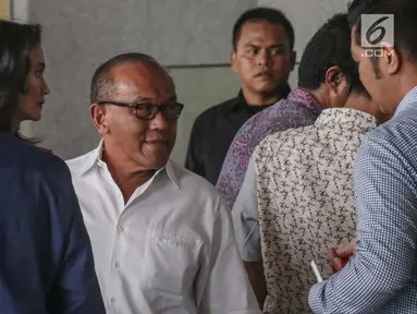 Ketua Dewan Pembina Partai Golkar Aburizal Bakrie berada di gedung KPK untuk menjalani pemeriksaan, Jakarta, Kamis (16/11). Aburizal Bakrie diperiksa KPK sebagai saksi dugaan korupsi e-KTP dengan tersangka Setya Novanto. (Liputan6.com/Faizal Fanani)