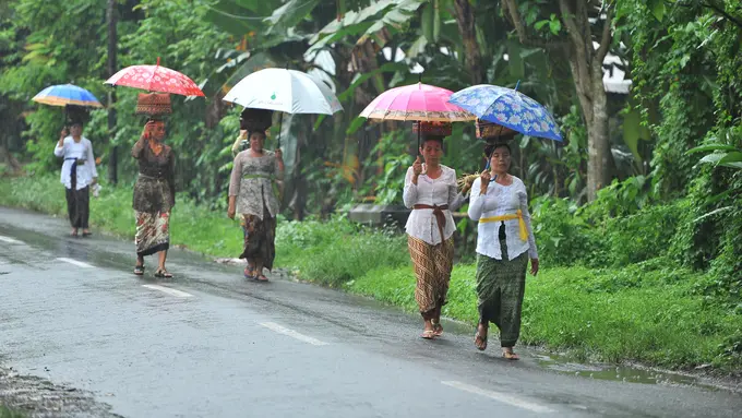 5 Kesedihan Ibu-ibu Waktu Musim Hujan Datang, Kasihan Mama Kamu