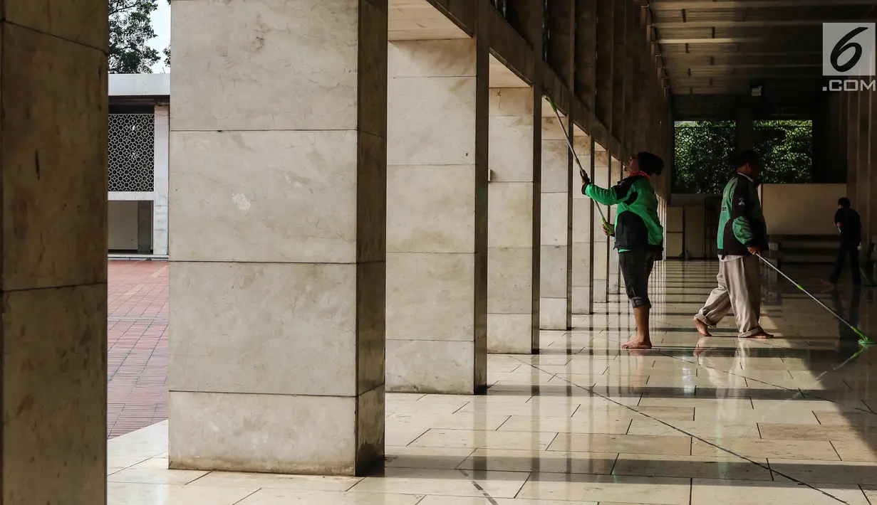 Driver Go-Jek sedang membersihkan lantai dalam rangka program Ramadan Tanpa Batas di Masjid Istiqlal, Jakarta, Kamis (15/06). Sebanyak 100 masjid dibersihkan untuk meningkatkan kenyamanan beribadah. (Liputan6.com/Fery Pradolo)