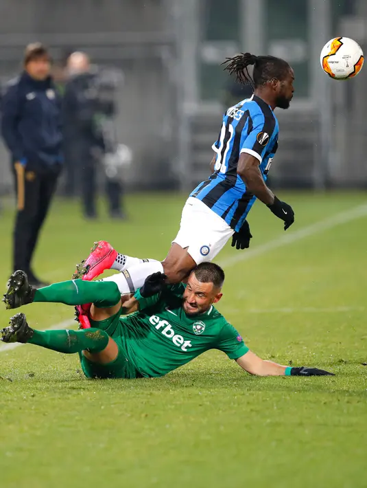 Pemain sayap Inter Milan, Victor Moses berebut bola dengan pemain Ludogorets, Dragog Grigore dalam leg pertama 32 besar Liga Europa di Huvepharma Arena, Kamis (20/2/2020). Inter Milan sukses membawa pulang kemenangan usai mengalahkan tuan rumah Ludogorets 2-0. (AP/Vadim Ghirda)