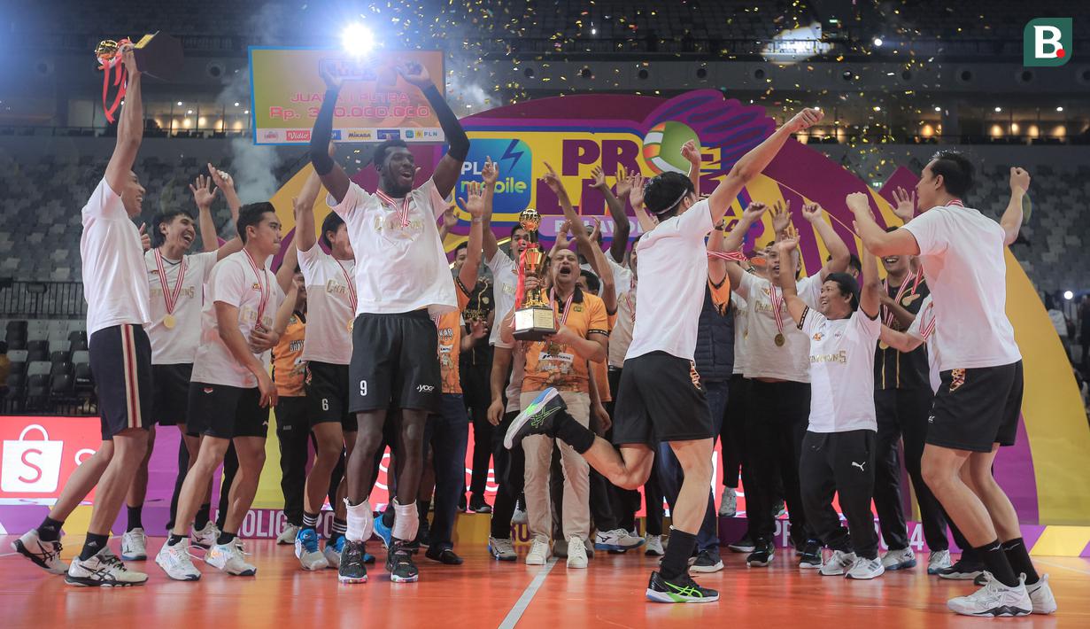 <p>Selebrasi para pemain Jakarta Bhayangkara Presisi merayakan gelar juara PLN Mobile Proliga 2024 setelah mengalahkan Jakarta LavAni Allobank Electric 3-1 (28-30, 25-22, 25-22 dan 25-23) pada laga grand final di Indonesia Arena, Senayan, Jakarta, Minggu (21/7/2024). (Bola.com/Bagaskara Lazuardi)</p>