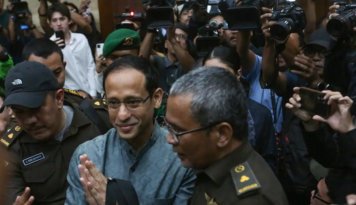 Dalam kasus ini, perbuatan Nadiem Anwar Makarim diduga menyebabkan kerugian keuangan negara senilai Rp 2,1 triliun. Tampak dalam foto, mantan Menteri Pendidikan, Kebudayaan, Riset, dan Teknologi (Mendikbudristek) Nadiem Anwar Makarim saat tiba untuk menghadiri sidang perdana kasus dugaan tindak pidana korupsi (Tipikor) terkait program digitalisasi pendidikan berupa pengadaan laptop Chromebook dan Chrome Device Management (CDM) di lingkungan Kemendikbudristek tahun 2019–2022 di Pengadilan Tipikor, Jakarta, Senin (5/1/2026). (merdeka.com/Arie Basuki)