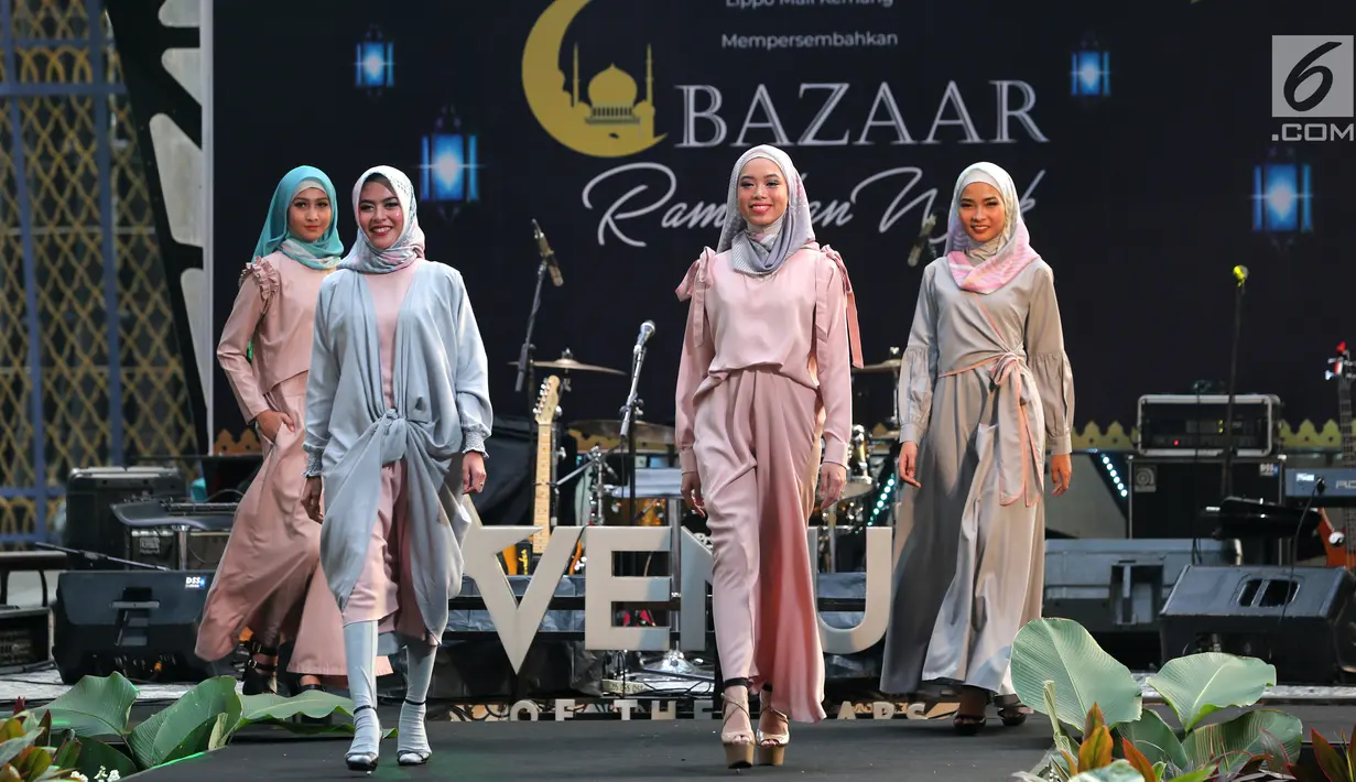 Model berjalan di catwalk pada pembukaan Bazaar Ramadhan Week OK Oce Goes To Mall di Lippo Mal Kemang, Jakarta, (30/5). Kegiatan yang melibatkan 50 UKM binaan Pemda Jakarta Selatan berlangsung dari 30 Mei hingga 3 Juni 2018. (Liputan6.com)