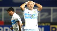 Pemain Persela Lamongan, Ivan Carlos tampak kecewa usai gagal mencetak gol ke gawang Arema FC dalam laga pekan ke-6 BRI Liga 1 2021/2022 di Stadion Madya, Jakarta, Minggu (3/9/2021). (Bola.com/M Iqbal Ichsan)