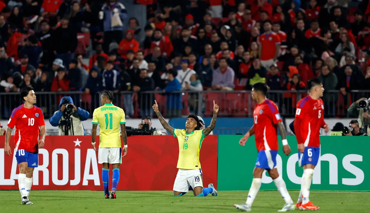 Brasil baru bisa menyamakan kedudukan di awal masa tambahan waktu babak pertama lewat aksi Igor Jesus pada menit ke-45+1. (Javier TORRES/AFP)