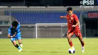Pemain Timnas Indonesia U-17, Muhamad Zahaby Gholy (kanan) berusaha melepaskan tembakan dibayangi pemain Kepulauan Mariana Utara, Marky Ryan Costales pada laga Grup G Kualifikasi Piala Asia U-17 yang berlangsung di Abdullah Alkhalifa Alsabah Stadium, Mishref, Kuwait, Jumat (25/10/2024) WIB. (Dok. PSSI)