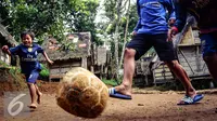 Sejumlah anak Suku Baduy bermain sepak bola di pekarangan rumah Kampung Kadung Jangkung, Kabupaten Lebak, Banten (11/5). Meski mendapat larangan dari Puun mereka tetap bermain dengan kaos sepak bola kesebelasan luar negeri. (Liputan6.com/Fery Pradolo)