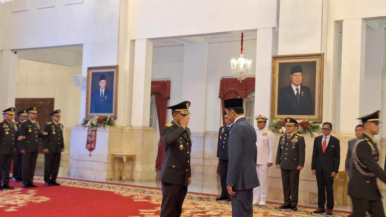 Menurut Agus, apabila masih aktif ikut berpolitik akan kena sanksi pidana atau hukuman disiplin dari atasan.<br>