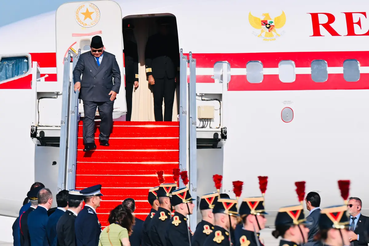 Presiden Republik Indonesia, Prabowo Subianto, tiba di Paris pada Minggu, 13 Juli 2025, pukul 18.35 waktu setempat, setelah menempuh penerbangan dari Brussel. Prabowo disambut secara resmi oleh Menteri Dalam Negeri Prancis Bruno Retailleau.