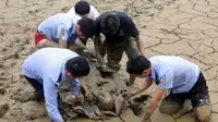 Menegangkan, Upaya Penyelamatan Pria Tua Terjebak dalam Lumpur