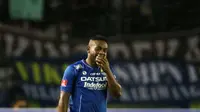 Pemain Persib Bandung, David Laly merayakan golnya ke gawang Bali United pada laga Torabika Soccer Championship 2016 di Stadion Si Jalak Harupat, Soreang, Bandung, Sabtu (14/5/2016). (Bola.com/Nicklas Hanoatubun)