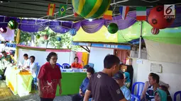 Aktivitas pemilihan suara Pilkada Serentak 2018 di TPS 7 Kelurahan Bulu Lor, Semarang. Rabu (27/6). TPS ini dihiasi ornamen Piala Dunia, dengan memasang bendera peserta Piala Dunia di Rusia serta petugas KPPS yang mengenakan jersey. (Liputan6.com/Gholib)