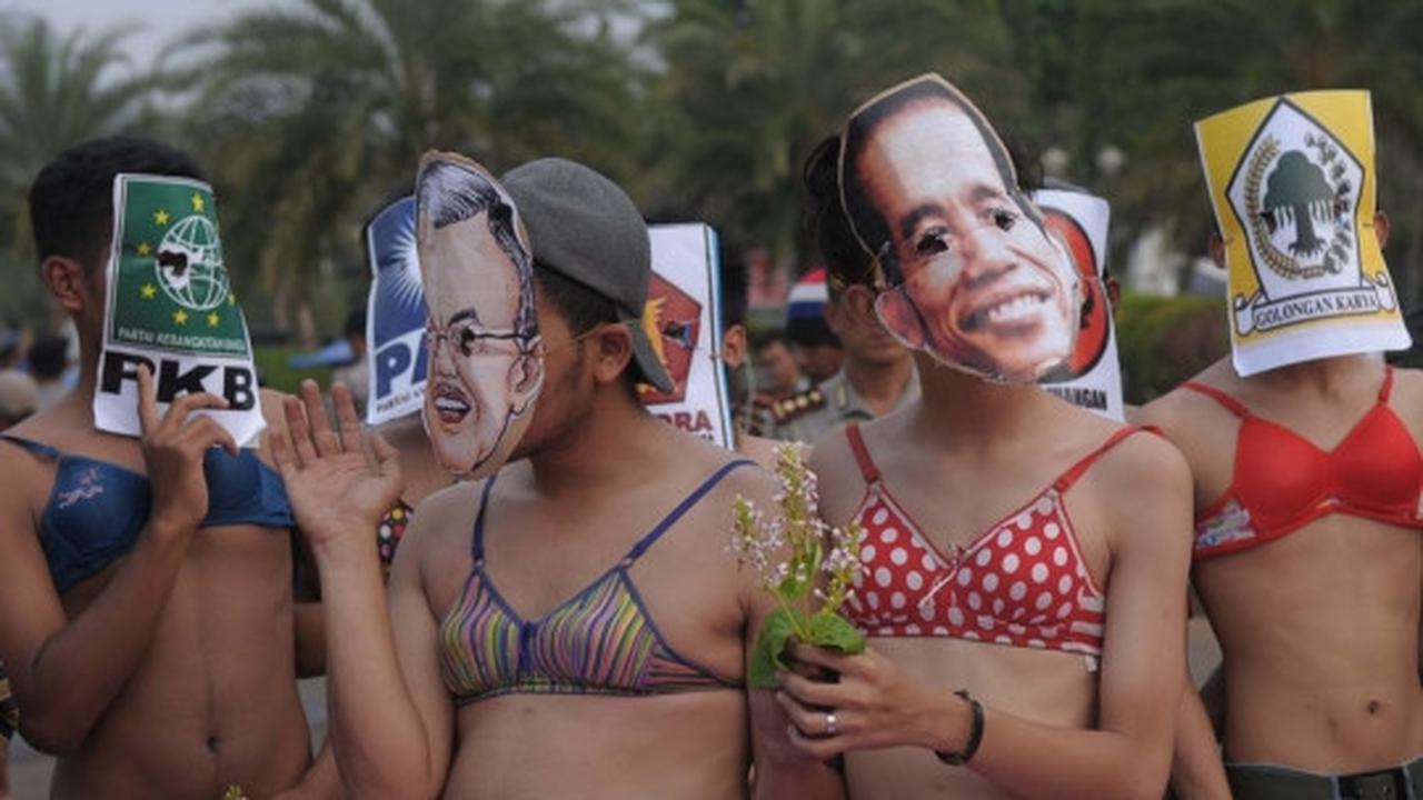 Tuntut Jokowi-JK mundur, aktivis demo pakai bra di depan Istana