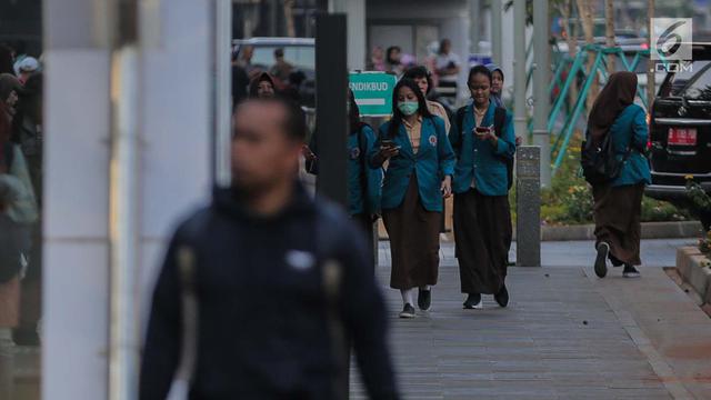 Udara Jakarta Buruk, Warga Beraktivitas Pakai Masker