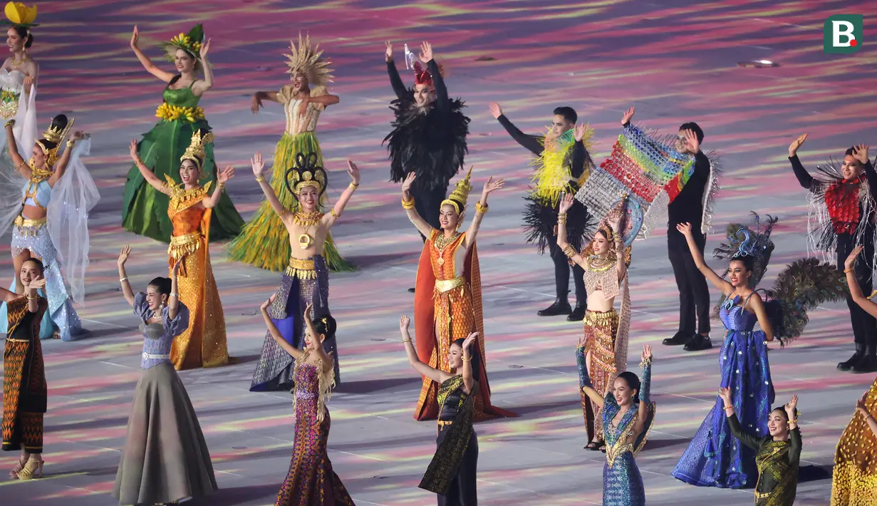 Penampilan kesenian tradisional Kamboja yang bertemakan Cambodia of Journey mengisi rangkaian acara pembukaan (Opening Ceremony) SEA Games 2023 Kamboja di Morodok Techo Stadium, Phnom Penh, Kamboja, Jumat (5/5/2023) malam WIB. (Bola.com/Abdul Aziz)
