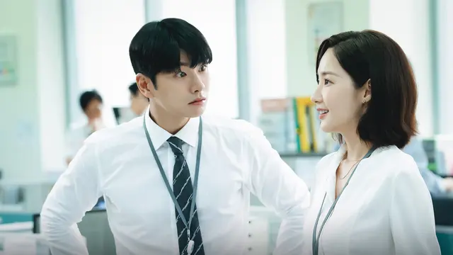 Lee Yi Kyung dan Park Min Young dalam Drakor Marry My Husband. (tvN via Soompi)