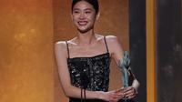BIntang Squid Game Jung Ho Yeon menerima piala SAG Award. (AP Photo/Chris Pizzello)