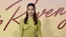 Camila Mendes berpose saat menghadiri pemutaran perdana film "Do Revenge," di Netflix di Vine TUDUM Theater di Los Angeles, California, Rabu, 14 September 2022. Wanita 28 tahun ini memakai sepasang sepatu hak emas bertali.  (Photo by Jordan Strauss/Invision/AP)