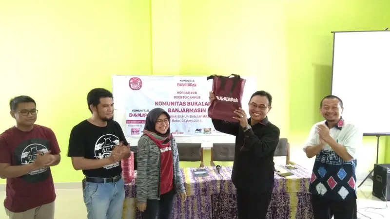 Mega Tri Agustina (Community Manager Bukalapak) dan Dr. H. M. Zairullah Azhar, M. Sc, Ketua Yayasan Pendidikan Bina Banua