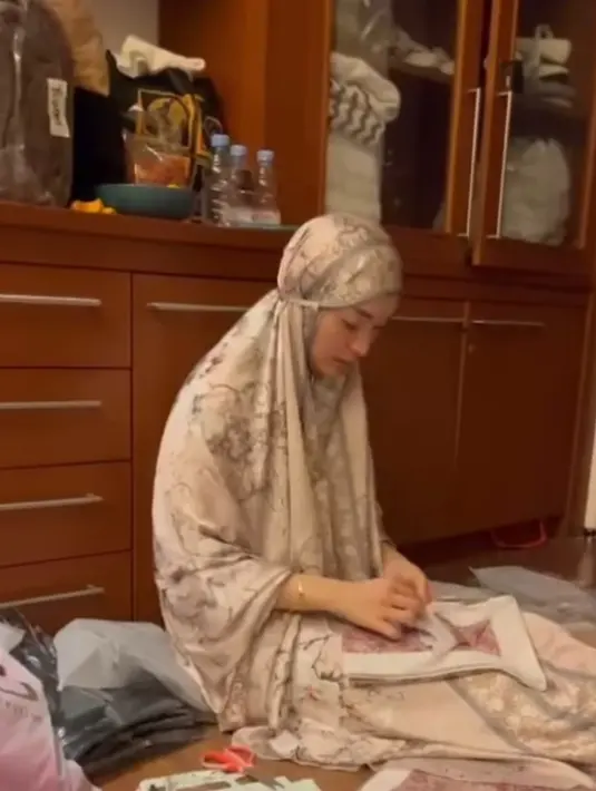 Bernama Bunga Rabia Collection, Zaskia Gotik mengawali momen banting setirnya dengan berjualan busana muslim setelah tak lagi terjun di dunia hiburan. (Liputan6.com/IG/zaskia_gotix)