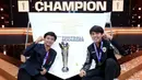 Tim Indonesia yang diwakili Ichsan Rahmat Taufiq sebagai manajer dan Budi Muhamad Manar Hidayat selaku asisten foto bersama setelah menjuarai FIFAe World Cup 2024 Football Manager di Liverpool, Inggris. (Dok. FIFAe)