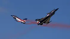 Pesawat jet tempur Cina J - 10 saat bermanuver dengan indah di provinsi Nakhon Ratchasima, Thailand, (24/11). Militer Thailand dan Cina mengadakan pertunjukan udara bersama untuk meningkatkan kerjasama militer. (REUTERS/Athit Perawongmetha)