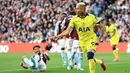 Dua gol The Lilywhites dicetak oleh Conor Gallagher (12') dan Richarlison (25'). Sementara gol tuan rumah dicetak oleh Emiliano Buendia (90+6). (AP Photo/PA/Nigel French)