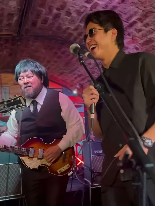 El Rumi nyanyi di Cavern Club Liverpool