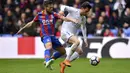 Pemain Crystal Palace, Yohan Cabaye (kiri) membayangi pergerakan pemain Leicester City, Ben Chillwell pada lanjutan Premier League di Selhurst Park, London, (28/4/2018). Crystal Palace menang 5-0. (Dominic Lipinski/PA via AP)