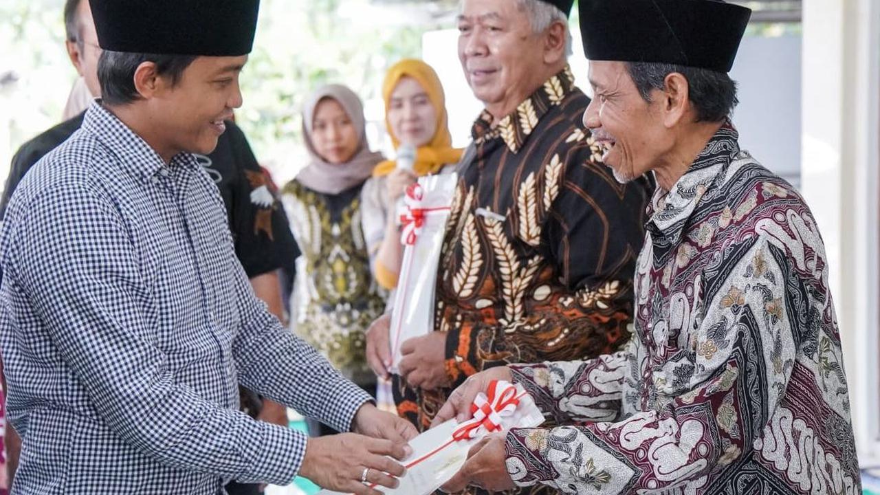 Diantara sertipikat yang diserahkan tersebut terdapat Masjid Al Muttaqin yang telah berdiri sejak tahun 1919. Masjid dengan luas 774 meter persegi tersebut akhirnya dapat tersertifikasi pada tahun 2023 atau 104 tahun sejak pendiriannya.