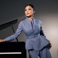 Kris Dayanti dalam kolaborasi koleksi denim POISE bersama desainer Ayu Dyah Handari. Jakarta. (14/10/2026). (dok.BY AYU DYAH ANDARI)