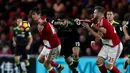 Striker Chelsea, Diego Costa, berusaha lepas dari kawalan pemain Middlesbrough dalam lanjutan Premier League di Stadion Riverside, Middlesbrough, Minggu (20/11/2016). (Action Images via Reuters/Lee Smith)