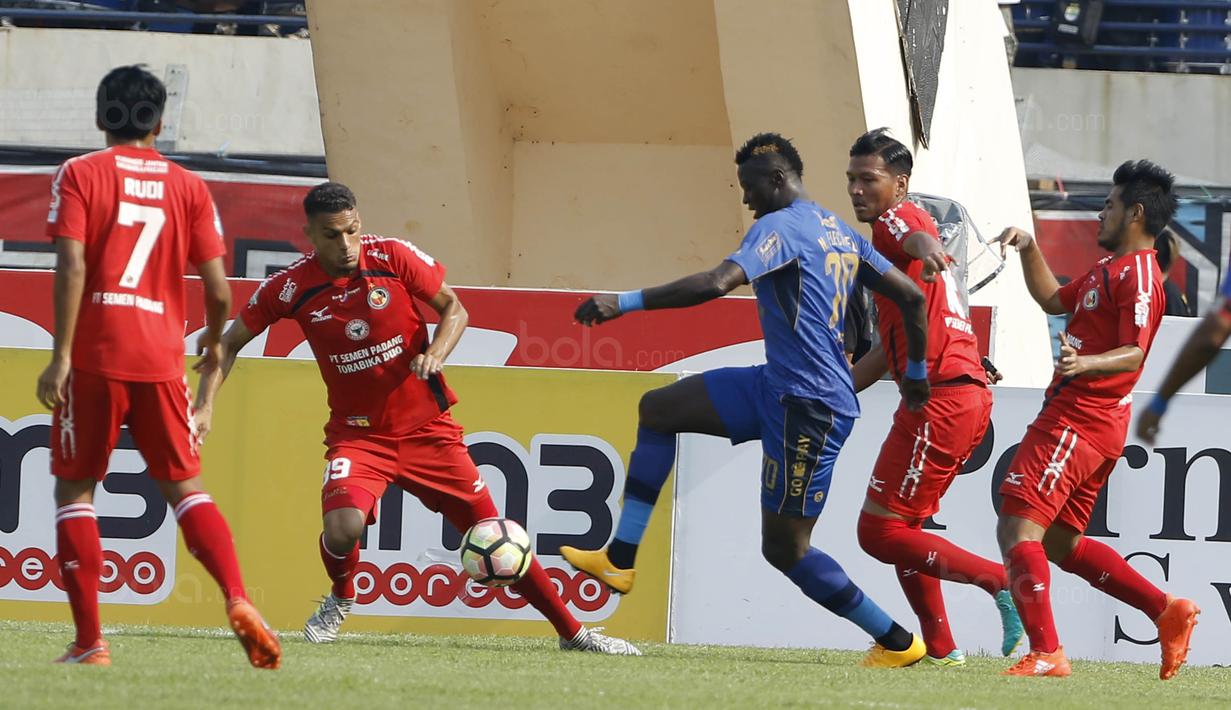 Striker Persib, Ezechiel N'Douassel, berusaha melewati pemain Semen Padang pada laga Liga 1 Indonesia di Stadion Si Jalak Harupat, Bandung, Sabtu, (9/9/2017). Persib ditahan imbang 2-2 oleh Semen Padang. (Bola.com/M Iqbal Ichsan)