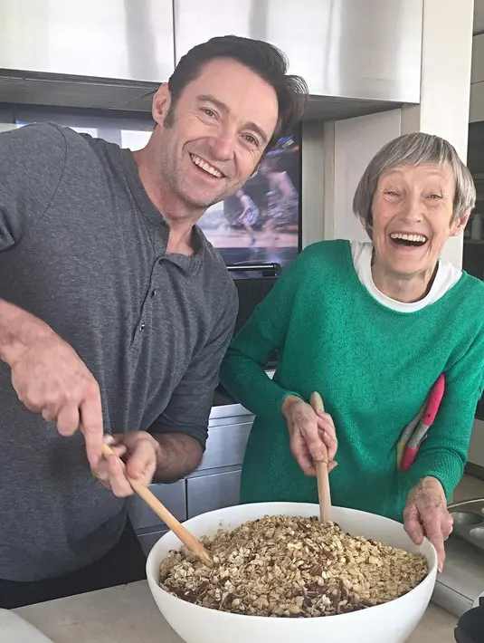 Nah kan! Ini potret Hugh Jackman saat memasak di dapur saat ibunya datang berkunjung. (instagram/thehughjackman)