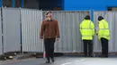 Matt Raw, warga negara Inggris yang dipulangkan dari kota Wuhan, China di tengah wabah virus coronavirus COVID-19, meninggalkan Rumah Sakit Arrowe Park setelah menghabiskan dua minggu dikarantina di Wirral, Liverpool (13/2/2020). (AFP Photo/Pool/Peter Byrne)