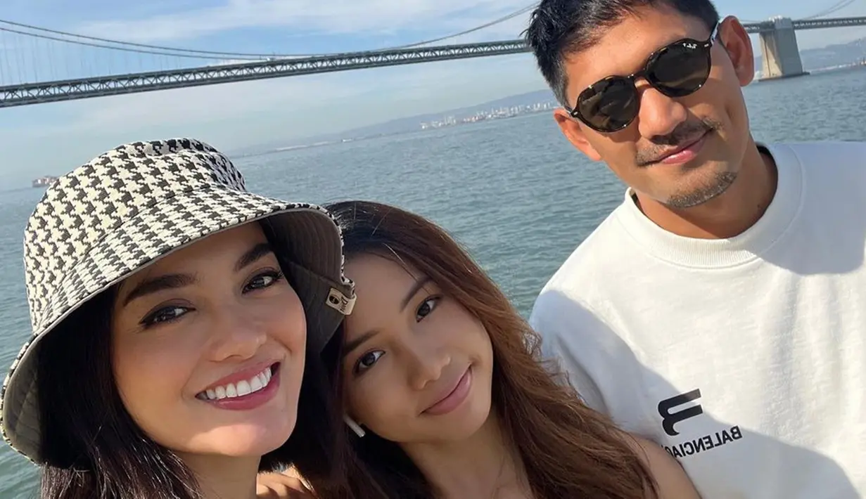 Bukan sekedar untuk liburan, namun tujuan Ririn ke sana untuk bertemu sang buah hati yang tengah melanjutkan pendidikannya. Jasmine Abeng, anak sulungnya itu sudah kuliah di luar negeri, Amerika Serikat.(Liputan6.com/IG/@ririnekawati)