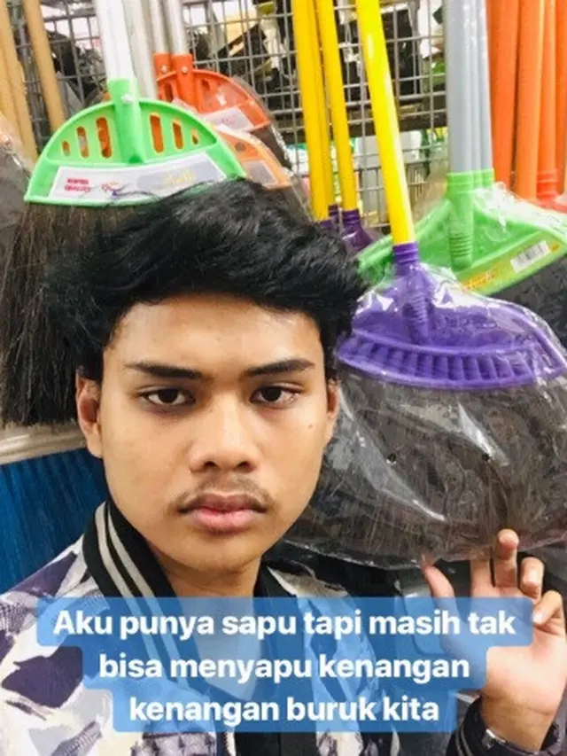 status galau pakai benda