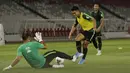 Pemain Timnas Indonesia, Febri Haryadi, saat latihan jelang laga kualifikasi Piala Dunia di SUGBK, Jakarta, Senin (2/9). Indonesia akan berhadapan dengan Malaysia. (Bola.com/M Iqbal Ichsan)