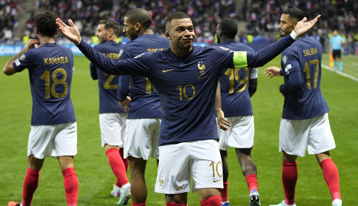 Timnas Prancis masih menjaga hasil sempurna di Kualifikasi Euro 2024 setelah menang telak 14-0 atas Gibraltar di Allianz Riviera Stadium, Nice, Minggu (19/11/2023) dini hari WIB. Lima gol Les Bleus dihasilkan dari dua striker andalan mereka, yaitu Kylian Mbappe yang mencetak hattrick dan Olivier Giroud dengan brace-nya. Dengan hasil ini, Timnas Prancis masih menjaga hasil sempurna di Grup B dengan menyapu bersih 7 kemenangan dari 7 laga yang telah dijalani dan hanya menyisakan satu laga lagi untuk menutup fase grup dengan hasil sempurna. (AP Photo/Daniel Cole)