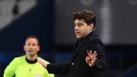 Pelatih PSG, Mauricio Pochettino menginstruksikan pemainnya saat bertanding melawan Bayern Munchen, Lucas Hernandez pada pertandingan leg kedua perempat final Liga Champions di Parc des Princes stadium, Paris, Selasa (14/4/2021). Munchen menang atas PSG dengan skor 1-0. (AFP/Franck Fife)