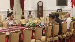 CEO Bukalapak, Achmad Zaky menemui Presiden Joko Widodo (Jokowi) di Istana Merdeka, Sabtu (16/2). Zaky mengaku, secara pribadi meminta maaf kepada Jokowi serta meluruskan cuitannya tentang 'presiden baru' dalam pertemuan itu. (Liputan6.com/Angga Yuniar)