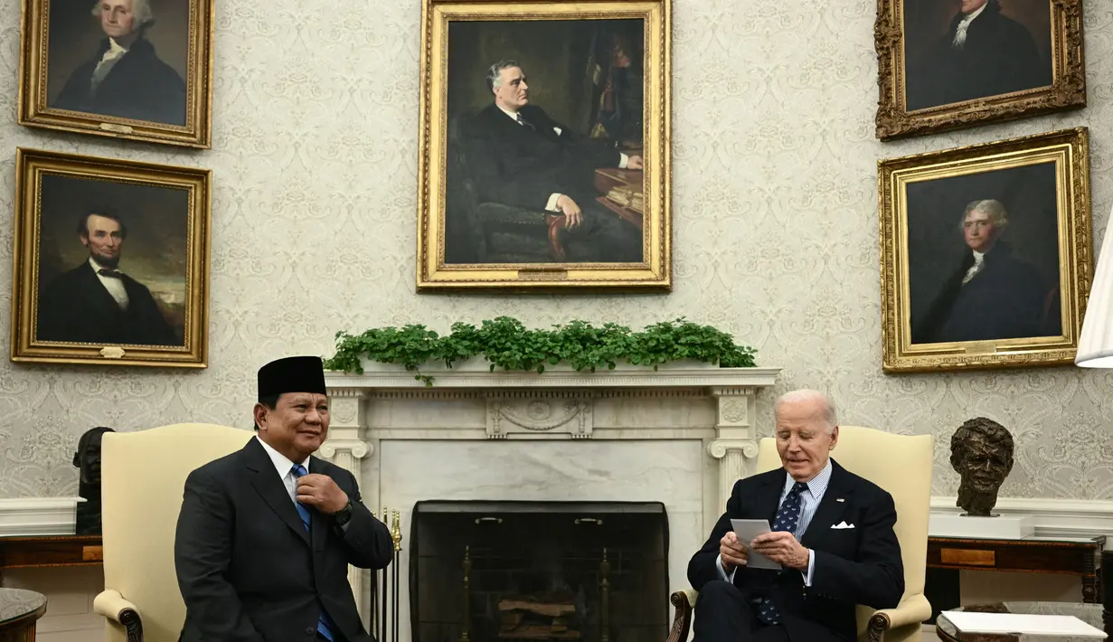 Kunjungan kerja ke Amerika Serikat (AS), Presiden Republik Indonesia Prabowo Subianto melakukan pertemuan bilateral dengan Presiden AS, Joe Biden. (Brendan SMIALOWSKI/AFP)