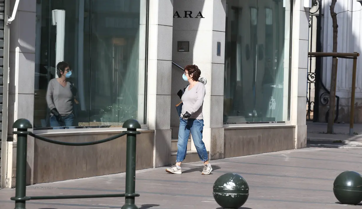 Seorang wanita berjalan melewati butik yang tutup di Cannes, Prancis, pada 18 April 2020. Salah satu festival film terbesar di dunia yang sedianya berlangsung pada 12-23 Mei 2020 ini tidak akan berlangsung dalam "bentuk aslinya" akibat pandemi COVID-19. (Xinhua/Serge Haouzi)