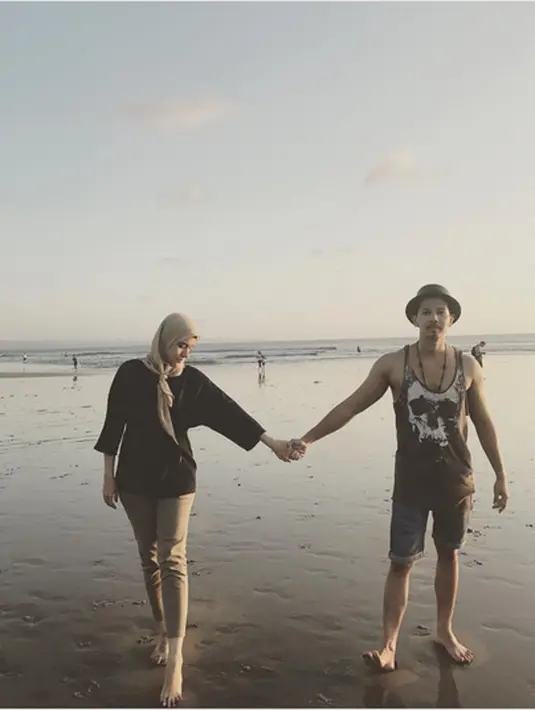 "Karena ini adalah anak pertama saya, selain itu kandungannya juga masih muda banget. Jadi gimana caranya agar ibunya sehat dan janin di dalam kandungannya juga nggak apa-apa. Jadi dia yang harus jagain," kata Sonny. (Instagram/fairuzarafiq)