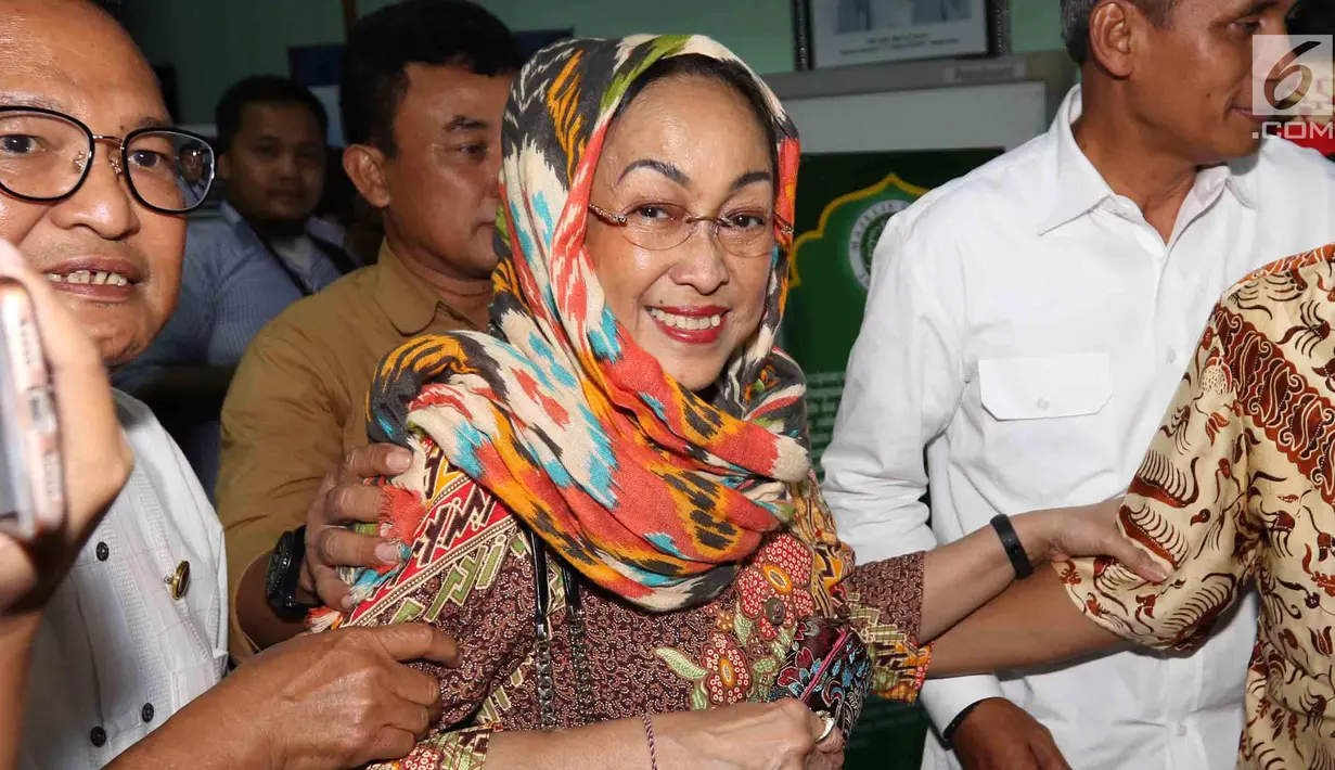 Budayawati Sukmawati Soekarnoputri tersenyum usai pertemuan dengan Ketua MUI KH Ma'ruf Amin di kantor MUI, Jakarta, Kamis (5/4). Usai pertemuan tersebut MUI telah mendapatkan klarifikasi perihal puisi yang di bacakan Sukmawati. (Liputan6.com/Angga Yuniar)