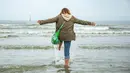 Seorang wanita menikmati suasana laut dan pantai di Dunkirk, Prancis (16/5/2020). Disertai langkah-langkah pencegahan seperti menjaga jarak sosial, sejumlah pantai di Prancis utara dibuka kembali mulai Sabtu (16/5) setelah pelonggaran lockdown akibat merebaknya COVID-19. (Xinhua/Sebastien Courdji)