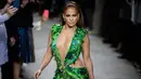 Bintang pop dan aktris, Jennifer Lopez mengenakan gaun Versace untuk Spring/Summer Collection 2020 pada Milan Fashion Week 2019, Jumat (20/9/2019). Jennifer Lopez mengenakan versi baru gaun hijau ikonis yang pernah ia gunakan di Grammy Awards 20 tahun lalu. (AP/Luca Bruno)